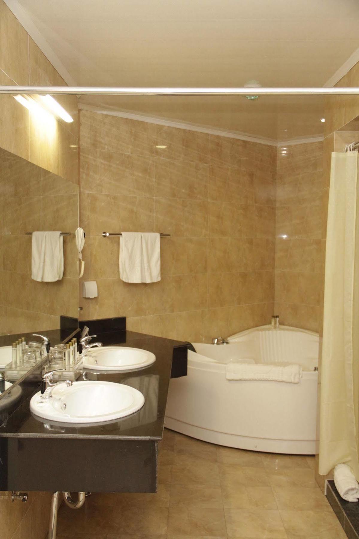 Hotel Victoria Garden Camama ภายนอก รูปภาพ